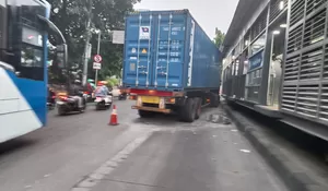Truk Trailer Tabrak Separator Busway di Jalan S Parman, Lalu Lintas Macet Pagi Ini
