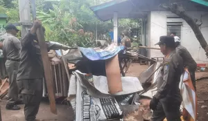 Satpol PP Kota Depok Bongkar Puluhan Lapak PKL di 3 Titik, Klaim Penertiban Kondusif Tanpa Penolakan