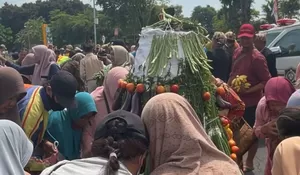 Tradisi Grebeg Gunungan Warnai Hari Jadi Lumajang ke-770, Ratusan Warga Padati Alun-alun Lumajang