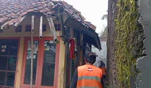 Diterpa Hujan Deras, Atap Rumah Warga Sukabumi yang Lapuk Ambruk