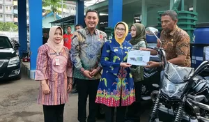 Pemkab Lumajang Serahkan Insentif Desa Berseri, Dorong Pengelolaan Lingkungan Berkelanjutan