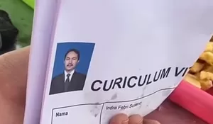 Antara Kaget dan Sedih: CV Sendiri Jadi Bungkus Cimol Kaki Lima, Kisah Pencari Kerja Ini Bikin Ngena