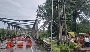 Tiang Listrik Roboh Timpa Warga, Jalan RE Martadinata Kota Bogor Ditutup