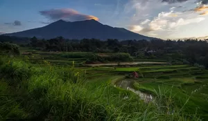 Belum Habis Lumpur Banjir Sumatera, Agam Kini Dipenuhi Abu Vulkanik Letusan Gunung Marapi