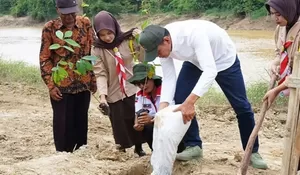 Setelah ASN,  Bupati Batang Hari Fadhil Arief Ajak Kades dan Masyarakat Tanam Pohon