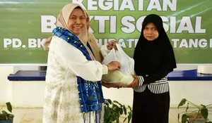 Nuraini Zubir Bakhtiar Pimpin Bakti Sosial BKMT Batang Hari, Warga Terima Bantuan Sembako
