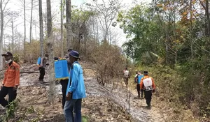 Seluruh Aparat Termasuk Polri Beserta Warga Gotong Royong Padamkan Titik Api Di Tanggamus