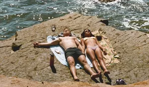 Mengapa Orang Bule Suka Berjemur? Simak Pandangan Di Balik Kebiasaan Ini