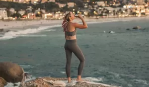 Efek Minum Sambil Berdiri Pada Kesehatan Tubuh