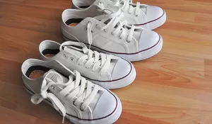 4 Cara Mudah Mengembalikan Warna Sepatu Putih Yang Mulai Menguning