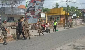 Penertiban Baliho Dan Atribut Politik Di Lokasi Kunjungan Kerja Presiden Jokowi Di Bali