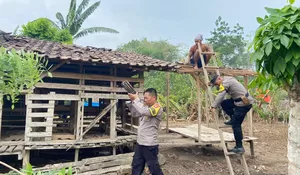 TNI Dan Polri Gotong Royong Bantu Warga Terdampak Puting Beliung Di Tulang Bawang Tengah