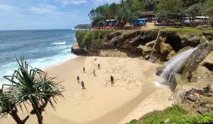 Miliki Pantai Dan Air Terjun Dalam Satu Tempat, Nikmati Keindahan Pantai Banyu Tibo