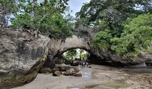 Pantai Karang Bolong, Pesona Tanah Dan Bebatuan Alam Tersembunyi Di Banten