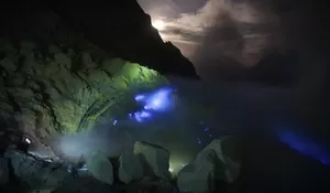 Misteri Blue Fire Di Kawah Ijen: Keajaiban Alam Yang Bikin Terpesona