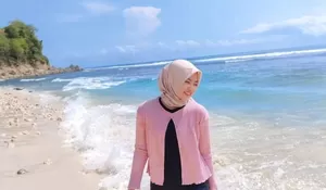 Menyelami Alasan Orang Indonesia Suka Mengenakan Baju Tertutup Di Pantai