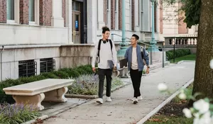 Etika Berjalan Kaki Yang Baik Di Trotoar Untuk Menjaga Keharmonisan Antar Pejalan