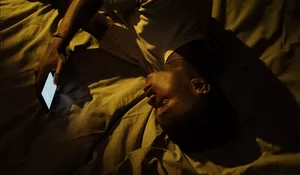 Jaga Kesehatan Anda! Hindari Bermain Ponsel Sebelum Tidur Setiap Hari