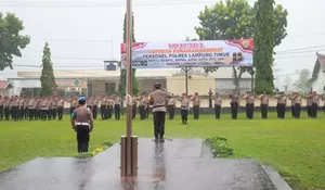 Suasana Bahagia Malam Tahun Baru 2024, 61 Personil Polres Lampung Timur Raih Kenaikan Pangkat Di Tengah Hujan
