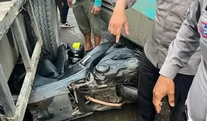 Aksi Heroik Dua Polisi Di Kalbar: Ganjal Ban Bus Yang Gagal Menanjak Dengan Motor Pribadi