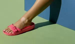 Alas Kaki Yang Baik Untuk Mengatasi Bengkak Di Kaki Agar Tetap Bisa Beraktivitas, Simak Ulasannya!