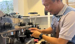 PJ Bupati Cilacap Mendadak Menjadi Barista Di Salah Satu Coffee Shop