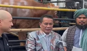 Indahnya Toleransi, Hotman Paris Beserta Tim Hotman 911 Dan HWG Serahkan Seekor Sapi Qurban Ke Masjid Yang Diwakili Ustadz Derry Sulaiman