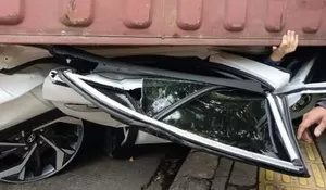 Ngeri! Sebuah Truk 'Transformer' Gagal Menanjak Di Kamal Muara Hingga Meremukkan Mobil Milik Seorang Pria Berusia 25 Tahun