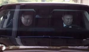 Momen Kedekatan Presiden Vladimir Putin Dan Presiden Kim Jong Un Berkeliling Bersama Dengan Mengendarai Limosin Aurus