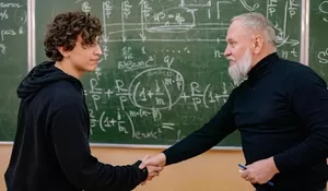 Etika Mahasiswa Dalam Menghubungi Dosen Via Telepon