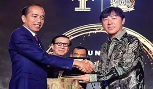 Pertama Kali Di Indonesia, Shin Tae-yong (STY) Diberikan Golden Visa Oleh Presiden Jokowi Secara Langsung