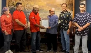 MPPT Berikan Piagam Penghargaan Kepada Didi Nini Thowok dan Sidik W. Martowidjojo