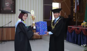 Beasiswa Satu Desa Dua Sarjana  Antarkan Maidah Jadi Wisudawan Terbaik STKIP Muhammadiyah Blora