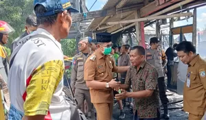 PEMKOT BANTU SEWA RUMAH KORBAN KEBAKARAN KLANDASAN ULU