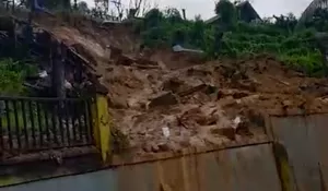 HUJAN DERAS PICU TANAH LONGSOR DI TPU GUNUNG GUNTUR