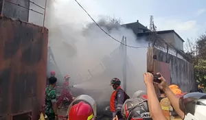 GUDANG PERABOTAN DI BUKIT CINTA DILALAP SI JAGO MERAH