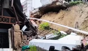 TANAH LONGSOR DI GUNUNG SARI ULU, DUA RUMAH WARGA TERDAMPAK