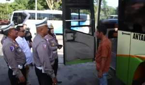 SATLANTAS POLRESTA BALIKPAPAN PERKETAT PEMERIKSAAN BUS JELANG LEBARAN