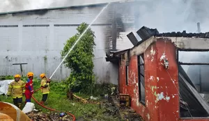 RUKO SUKU CADANG DI KARANG JATI TERBAKAR