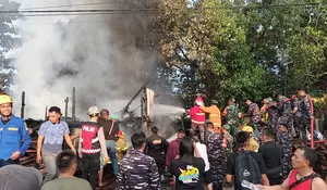 KIOS KAYU DI SOMBER BALIKPAPAN TERBAKAR, DIDUGA TERDAPAT DRUM SOLAR DAN SATU MOBIL IKUT HANGUS
