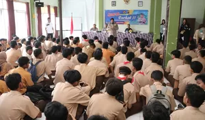 JUMAT CURHAT EDISI HARDIKNAS, POLDA KALTIM BANGUN KESADARAN HUKUM DI KALANGAN PELAJAR