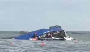 KMP MUKHLISA TENGGELAM DI TELUK BALIKPAPAN, TIM SAR LAKUKAN EVAKUASI