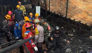 KEBAKARAN SUBUH DI KARANG JATI RENGGUT NYAWA BOCAH 6 TAHUN, ENAM RUMAH HANGUS