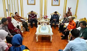 MUDYAT SERAHKAN SANTUNAN KELUARGA KORBAN TRAGEDI KMP MUCHLISA