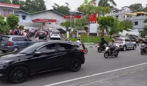 ANTREAN BBM DI SPBU MULAI MELANDAI