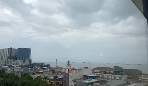 WASPADA CUACA EKSTREM, POHON RAWAN TUMBANG DAN GENANGAN ANCAM WARGA