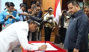 LANTIK PEJABAT DESA, BUPATI TEKANKAN SINERGI DAN KOLABORASI JADI KUNCI KEMAJUAN DESA DI PPU