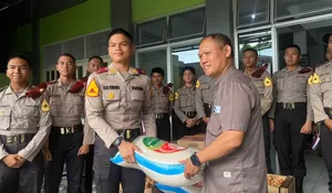 Tanamkan Kepedulian Sejak Dini, Taruna Akpol Batalyon Manggala Satya Gelar Bakti Sosial di Panti Jompo Aisyiyah Solo 
