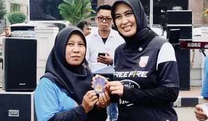 Dorong Digitalisasi UMKM, Astrid Widayani Serahkan KTA Digital Komunitas PUS