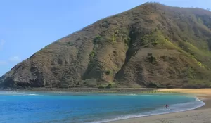 Pantai Mawun Lombok, Pesona Pasir Putih dan Laut Biru yang Diapit Perbukitan Hijau